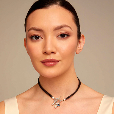 Купить Кожаное ожерелье Charismatic с синим кристаллом, с серебром  - Фото 4